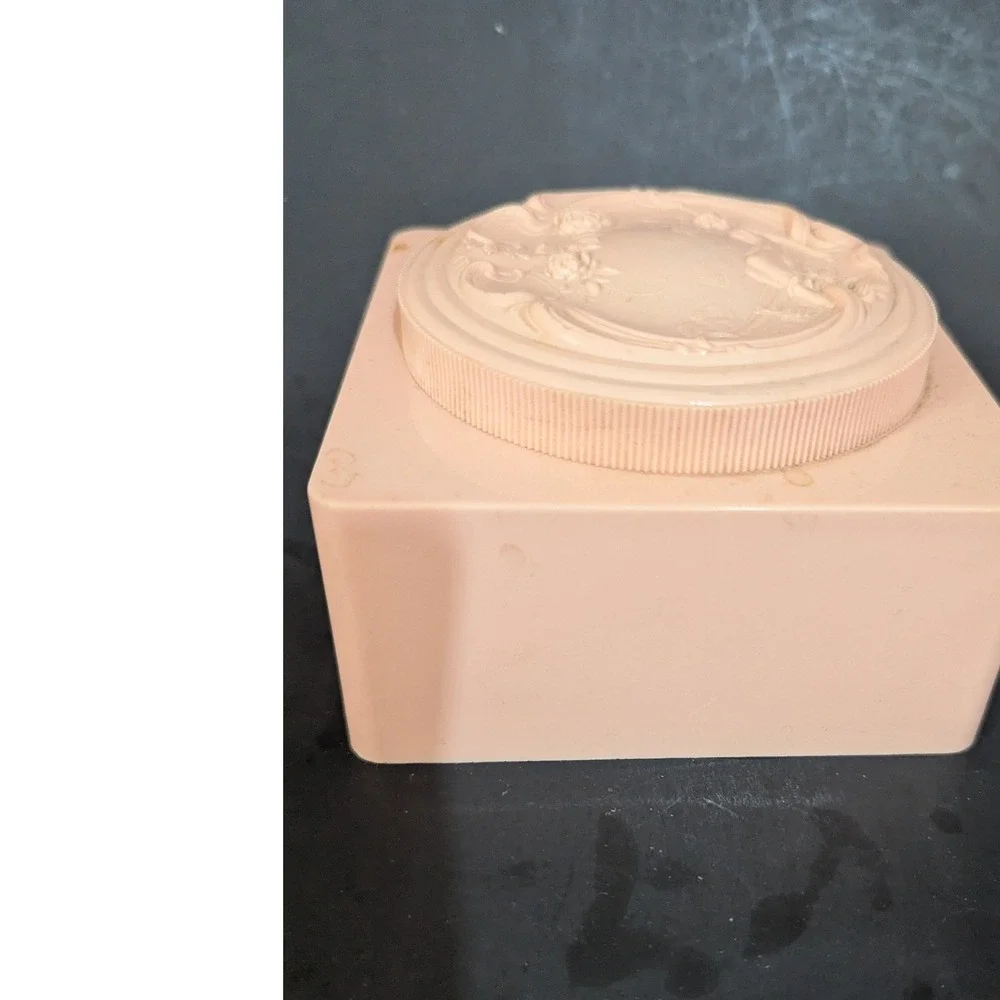 Vintage Evyan Pink Powder Box Embossed Lid Vanity‎ Collectible